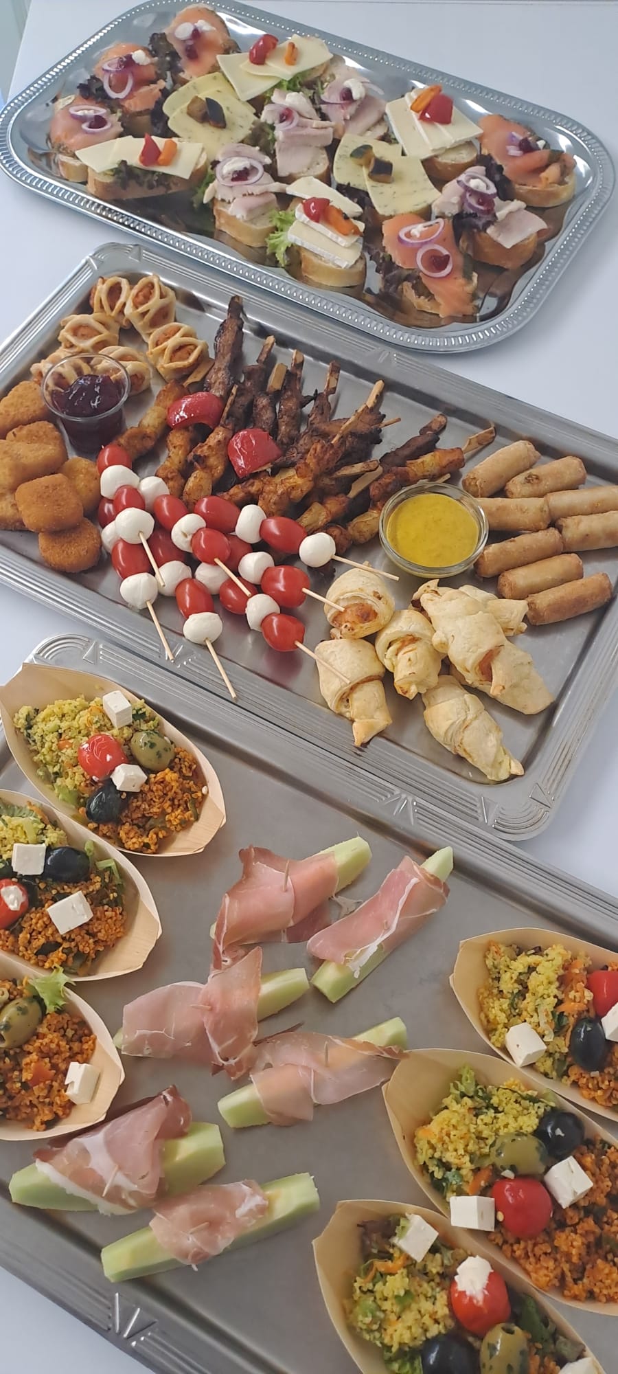 Fingerfood-Platten mit Antipasti, Spießen und Häppchen