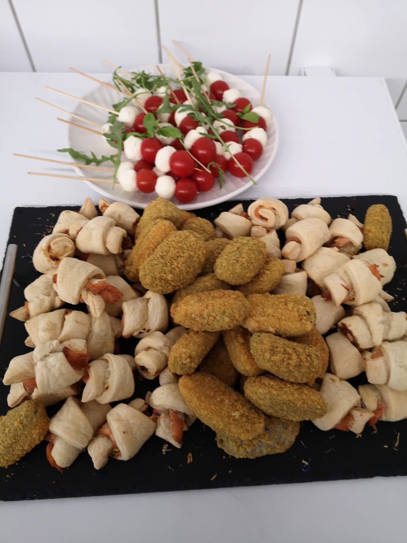 Hähnchen mit Oliven und Gemüse vom Buffet