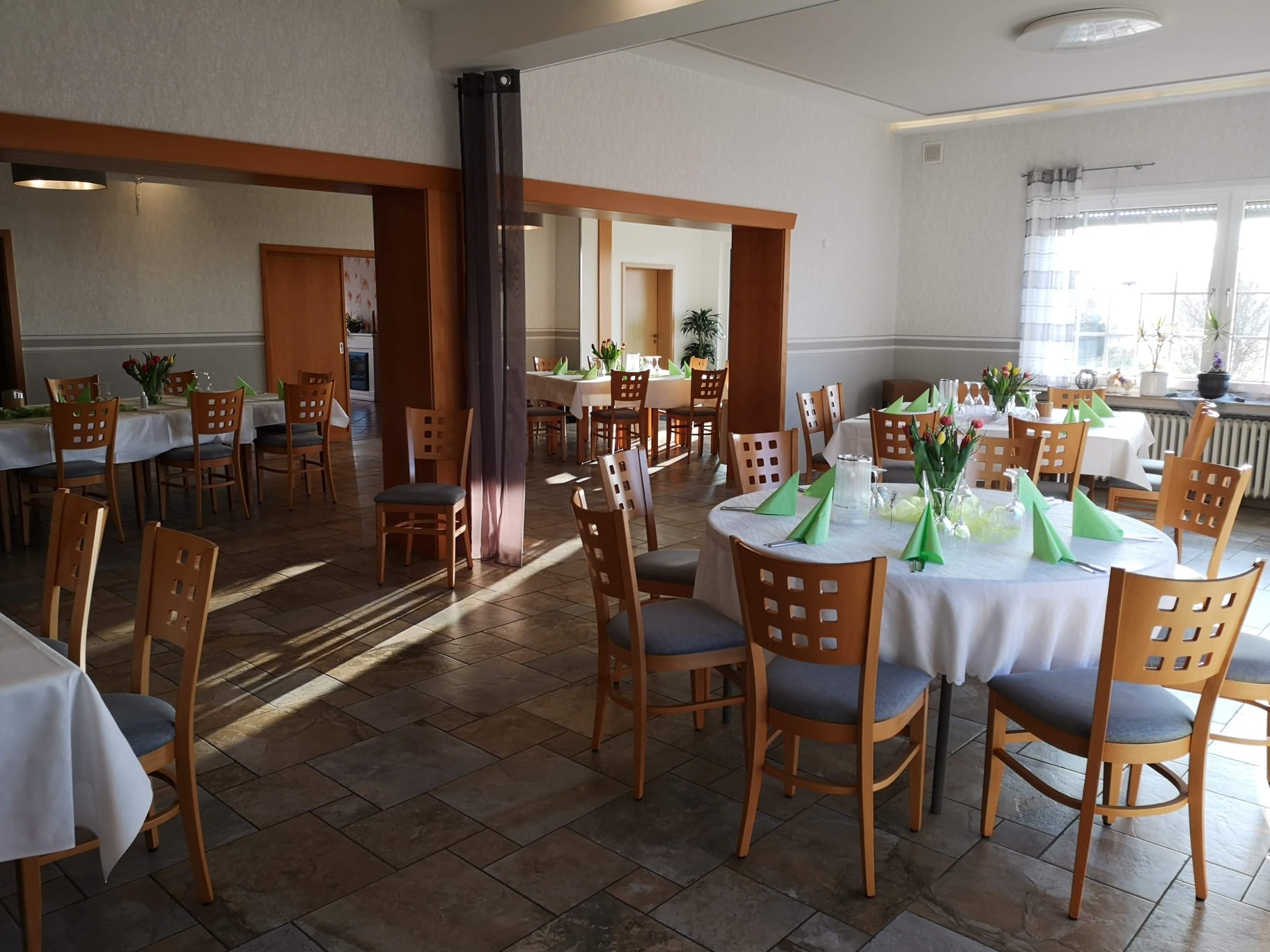 Großer Saal – runde Tische mit Raumteiler
