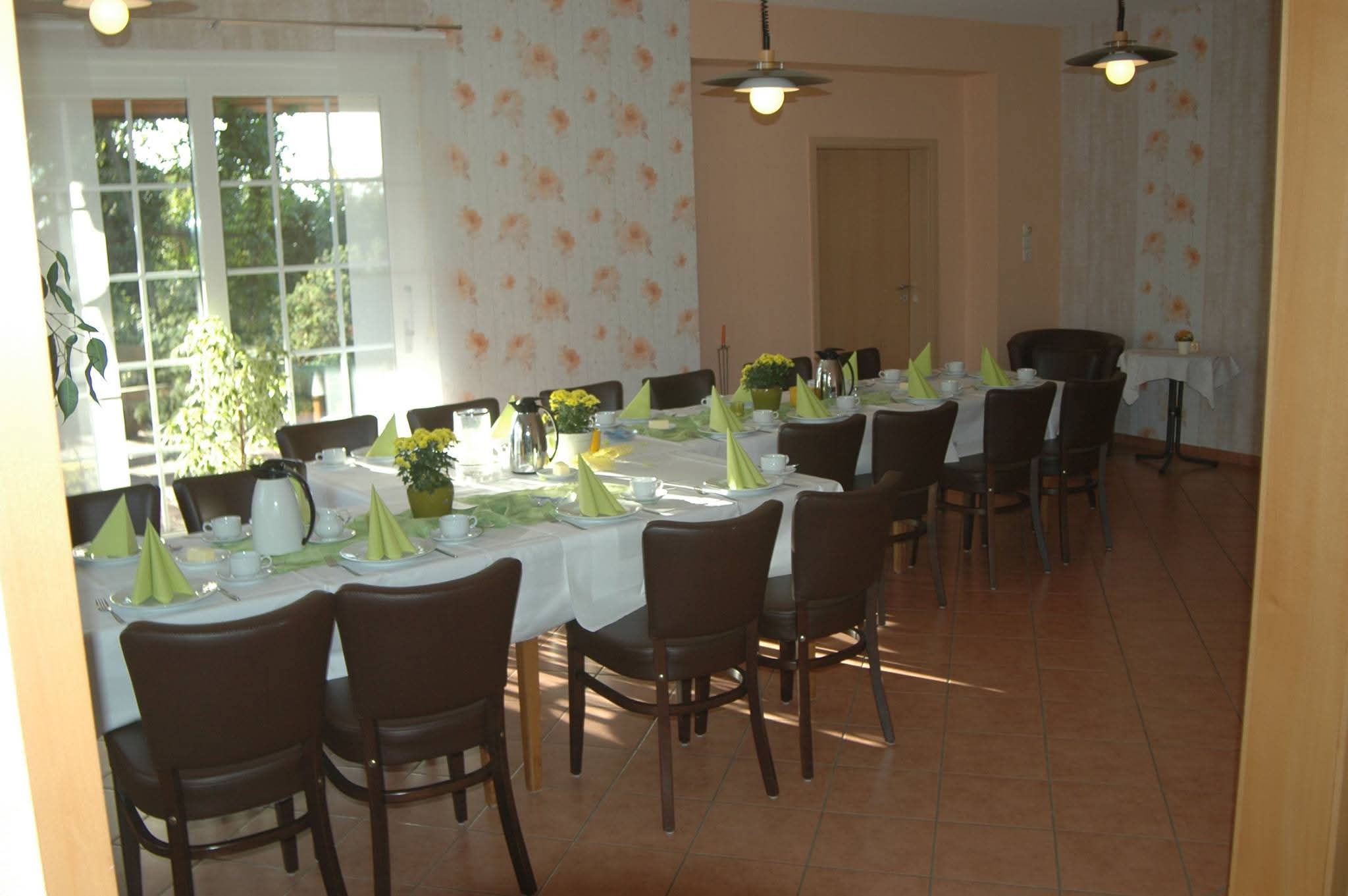 Kleiner Saal – Tafel mit grünen Servietten, Blick zum Garten