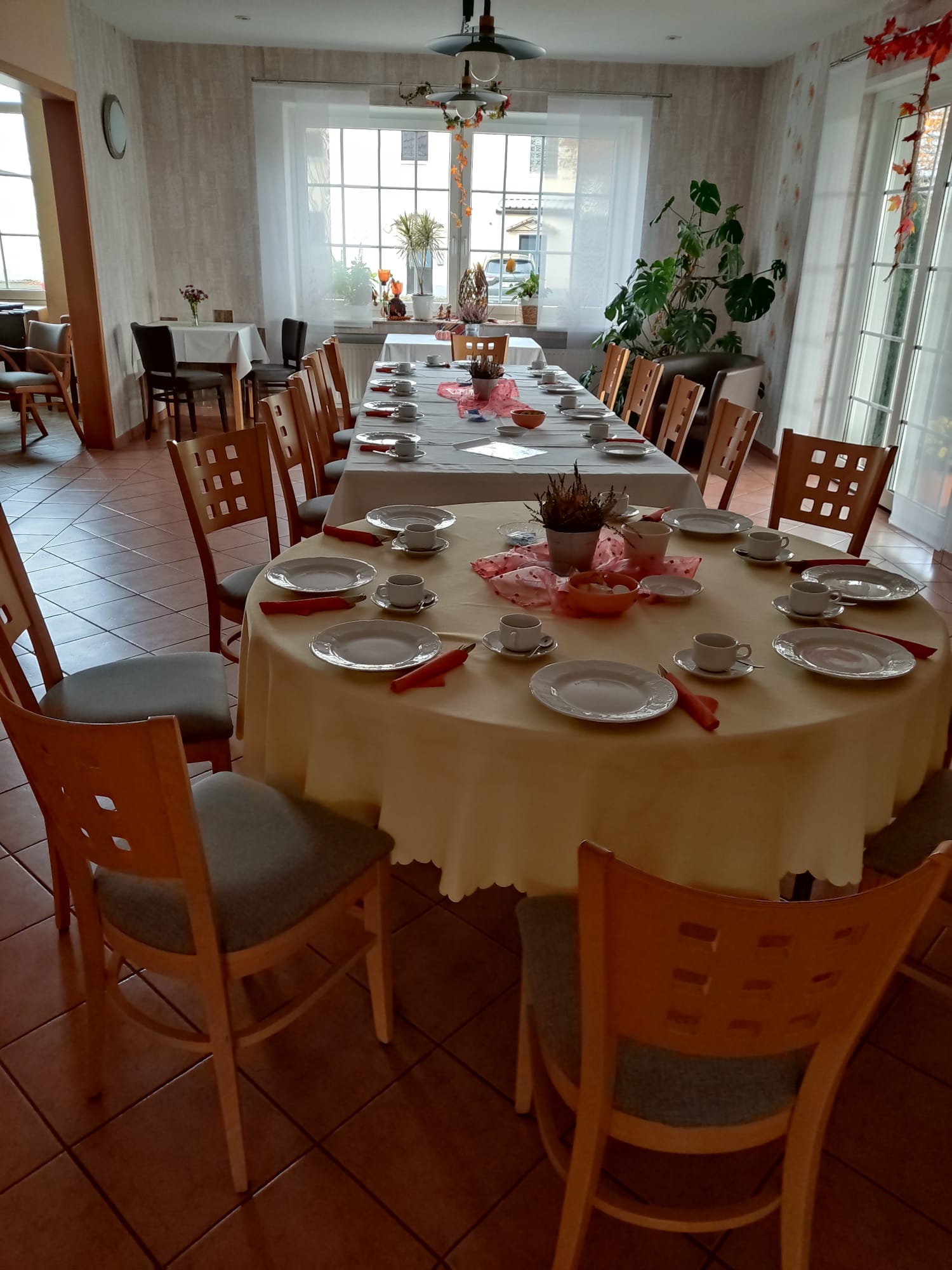 Kleiner Saal – festlich gedeckter Tisch