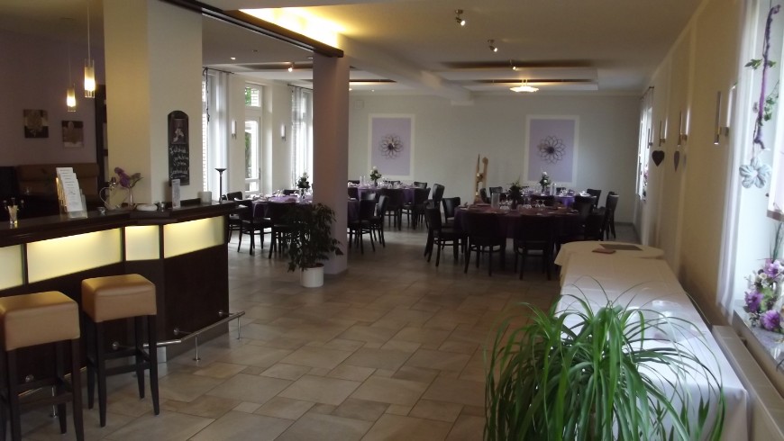 Neuer Saal – modernes Design mit Bar und lila Wandakzenten