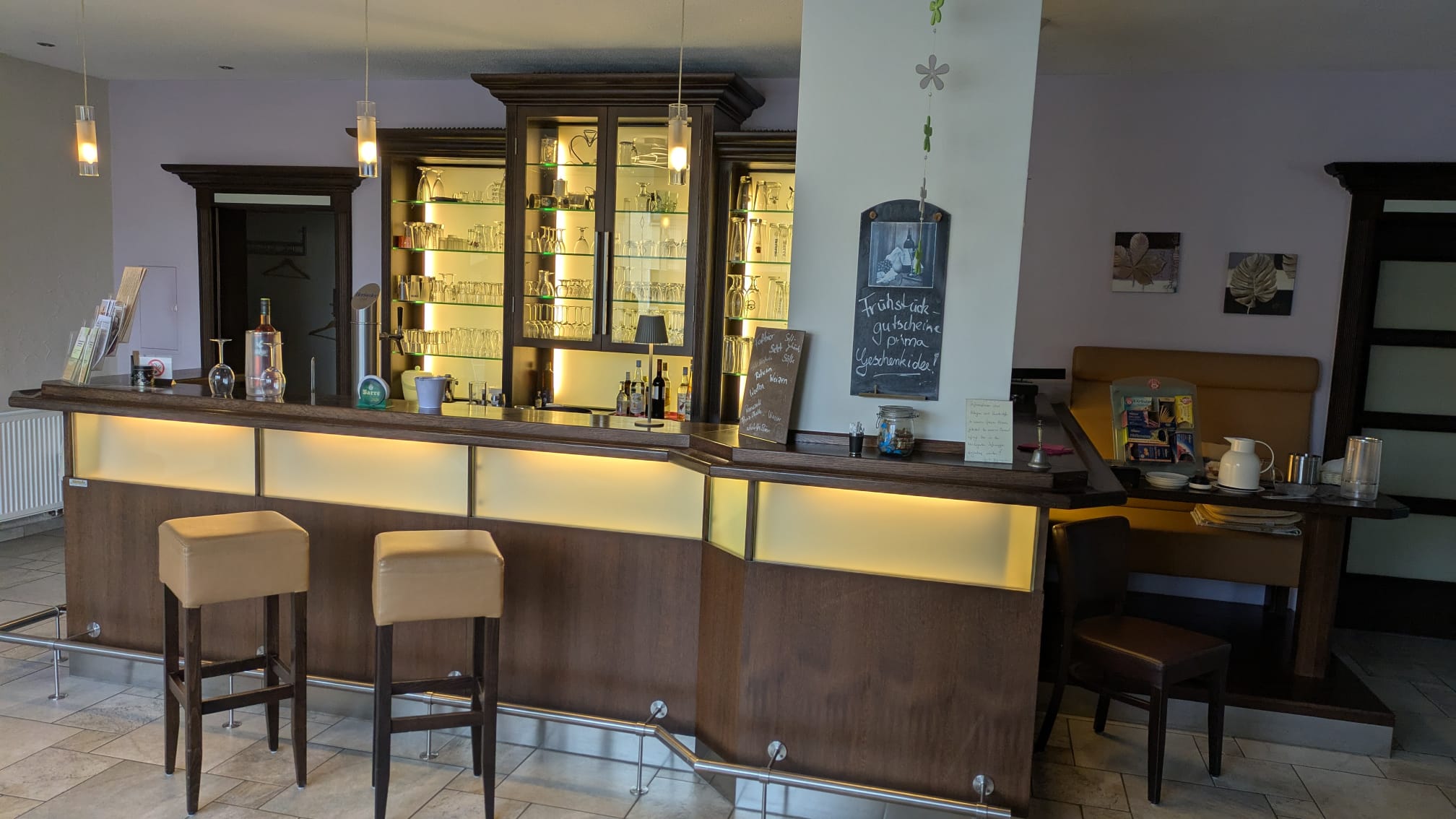 Neuer Saal – Theke mit Barhockern und Säule