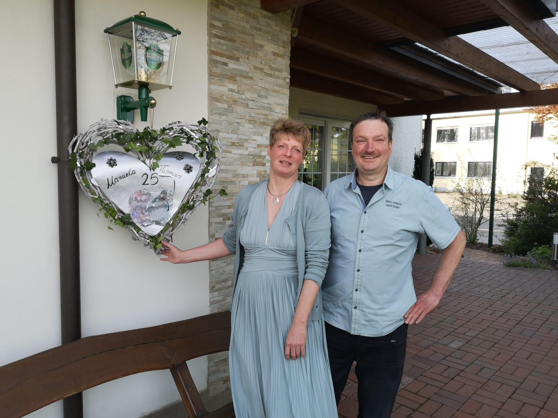 Thomas und Manuela Schnitker vor ihrem Saalbetrieb